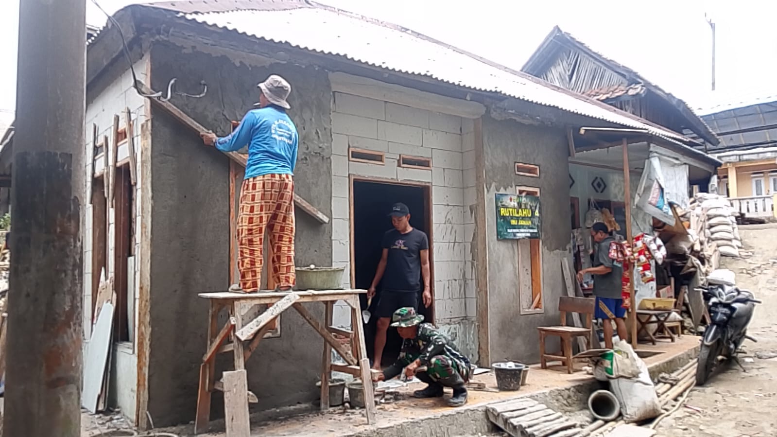 Serka Abdul Muis Pimpin Semangat Gotong Royong dalam Pembangunan Rutilahu di Citorek Barat