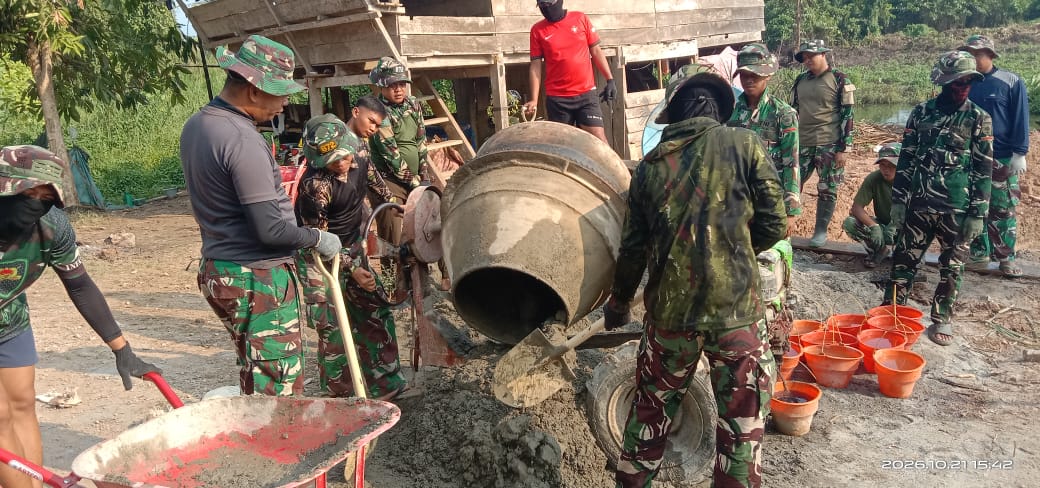 Pagi-Pagi Ember dan Gerobak Sudah Mengantri, Semangat Satgas TMMD ke-130 Kodim 1403/Palopo Membara Sejak Subuh
