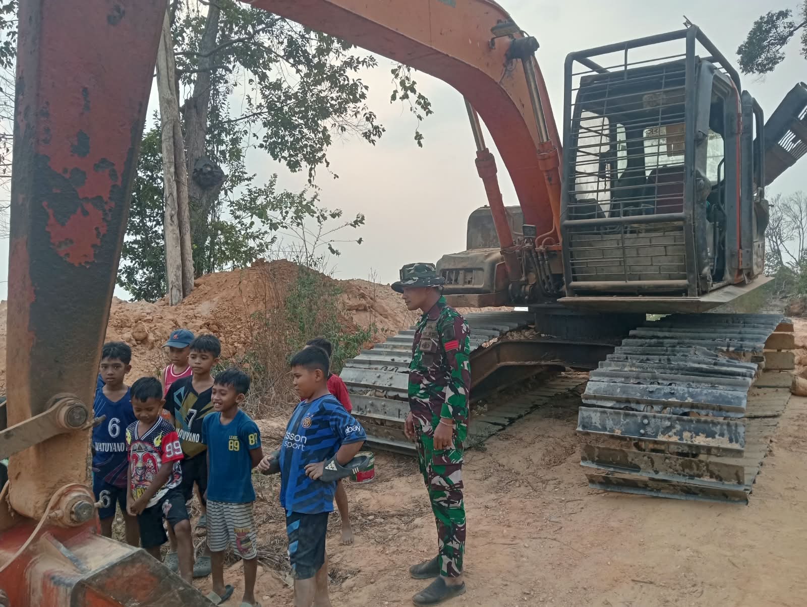 Penuh Rasa Ingin Tahu, Anak-Anak Saksikan Pengerjaan Jalan Desa Dulumai dalam Program TMMD
