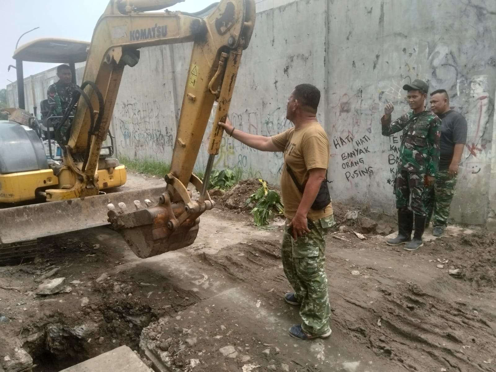 Penataan Lingkungan melalui Gotong Royong TMMD ke-130 di Desa Sumur Bandung Penataan Lingkungan melalui Gotong Royong TMMD ke-130 di Desa Sumur Bandung