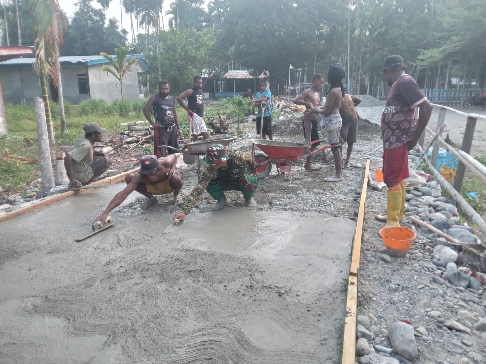 Minggu Tetap Berkarya, TNI dan Warga Yamboi Kompak Selesaikan Jalan TMMD