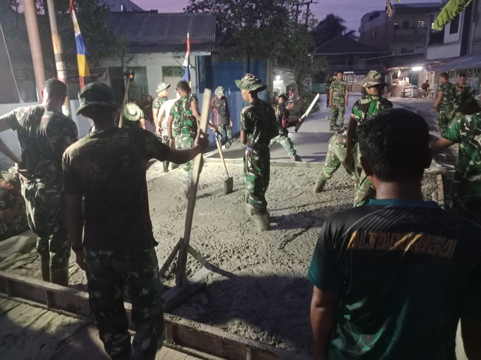 Sukseskan Pembangunan Desa, TMMD 130 Lanjutkan Pengecoran Jalan di Sumur Bandung