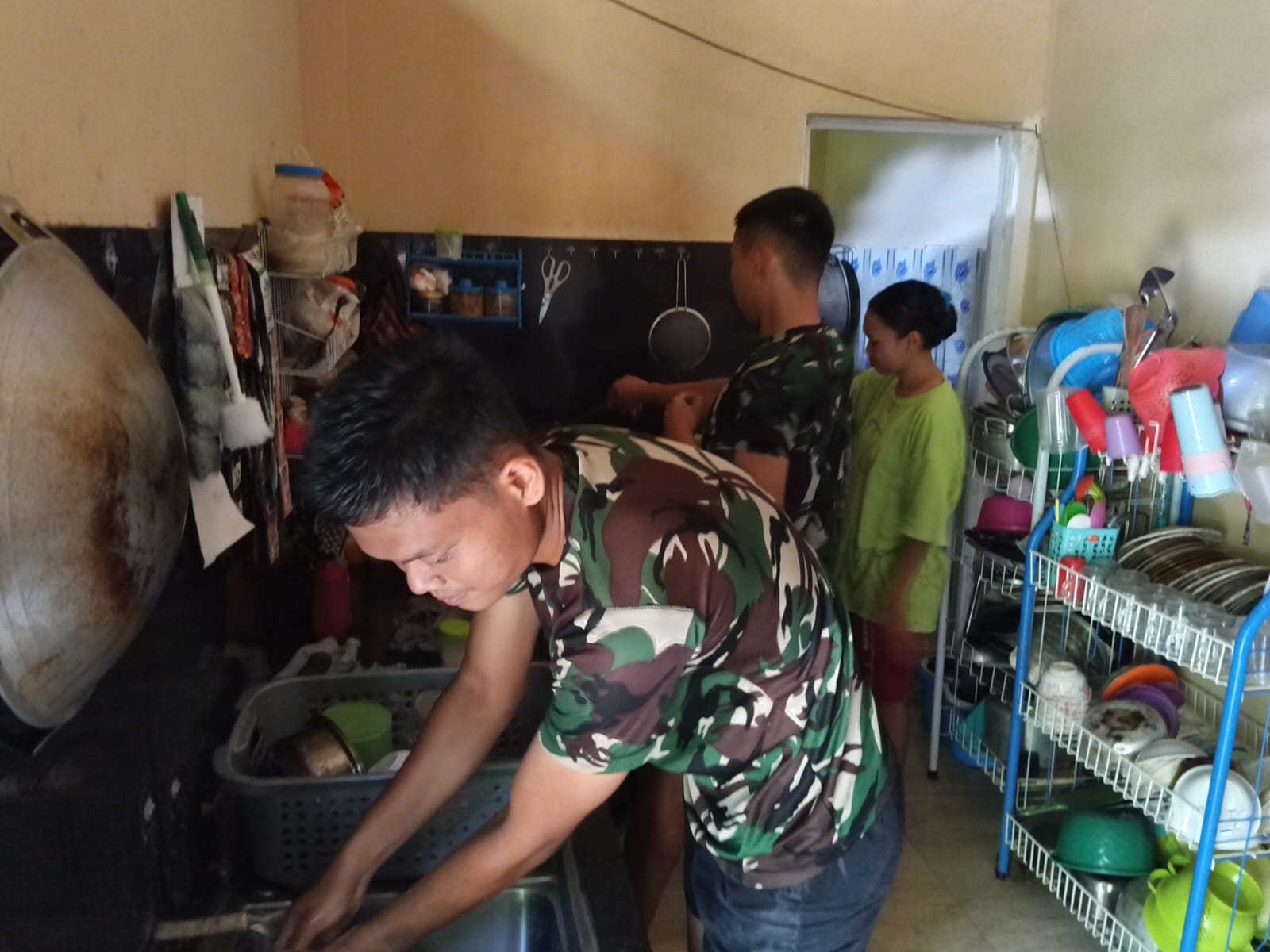 Kebersamaan TNI dan Ibu-Ibu dalam Memasak di TMMD ke-130 Palopo
