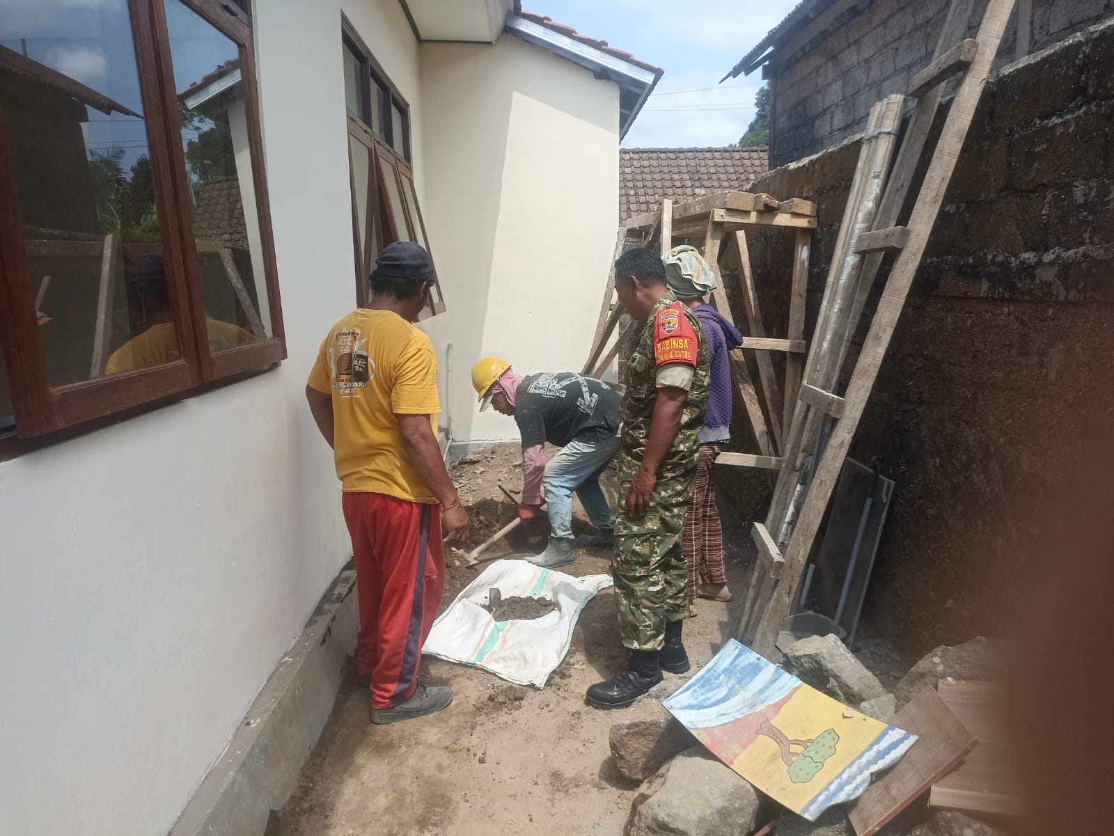Sinergi Tanggulangi Kebakaran Lahan Bambu di Banjar Temaga oleh Masyarakat dan Petugas