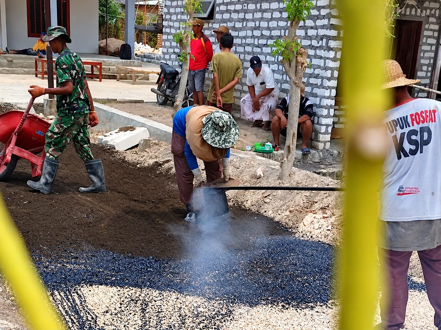 Sinergi Masyarakat dan TNI Memperpanjang Jalan TMMD Pamekasan hingga 460 Meter