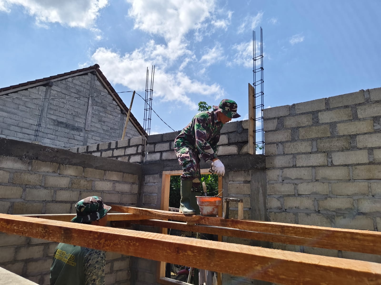 Proses Pembangunan Dinding Rumah Oleh Satgas TMMD Tulungagung