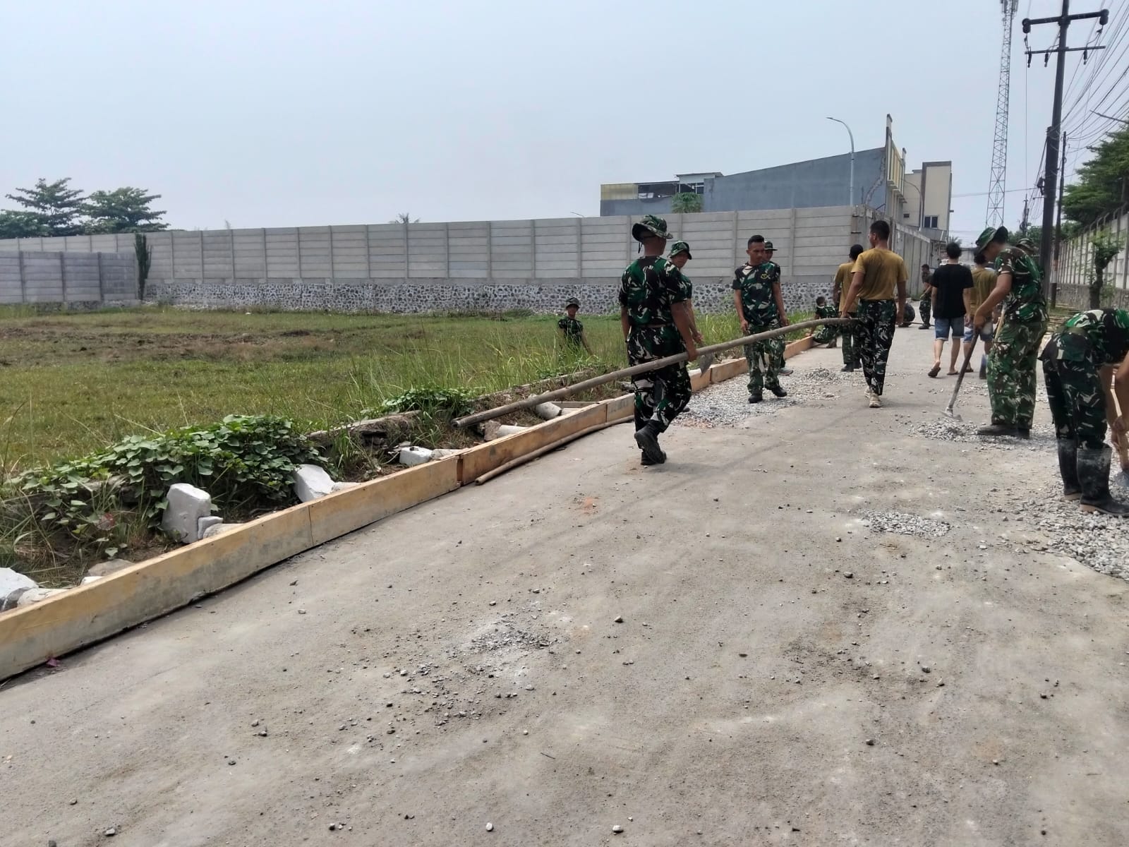 Satgas TMMD ke-130 Berfokus Pada Pemasangan Bekisting Jalan