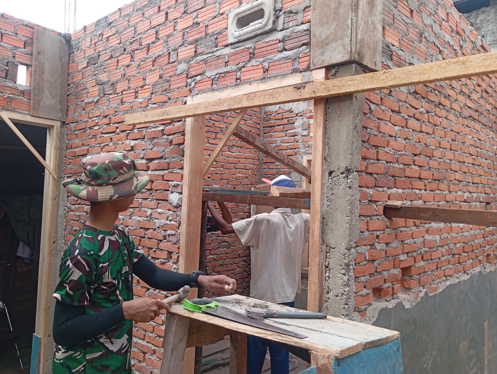 Pembangunan Rumah Pak Abdul Rauf Melalui TMMD 130 Capai Tingkatan Baru