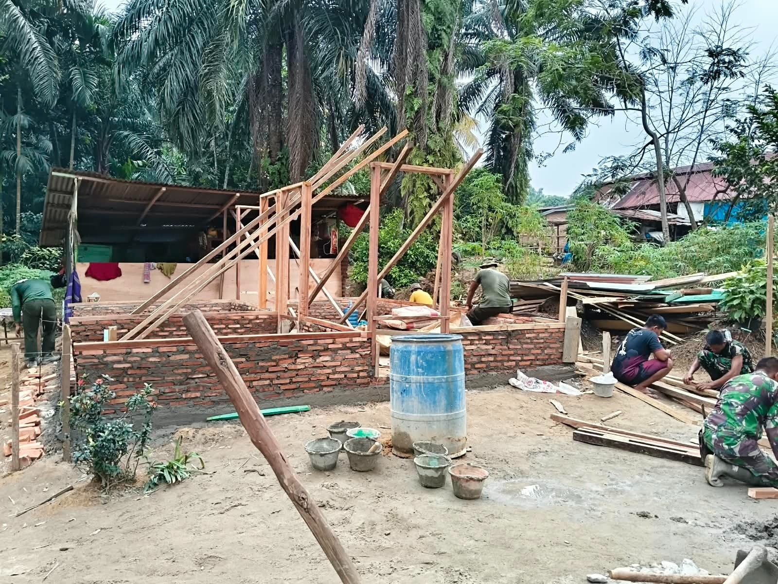 Kusen Mulai Terpasang, Rumah Pak Suroto dalam Program RTLH TMMD ke-130 Terus Dikebut