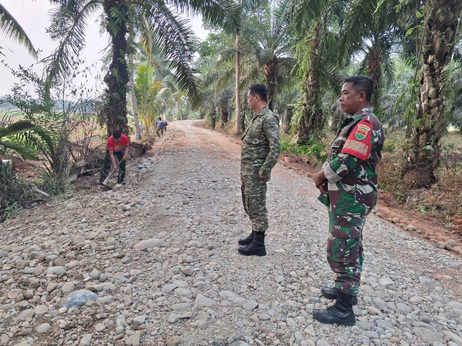 Satgas TMMD ke-130 Fokus Pada Pemilihan Material Berkualitas Untuk Jalan Baru