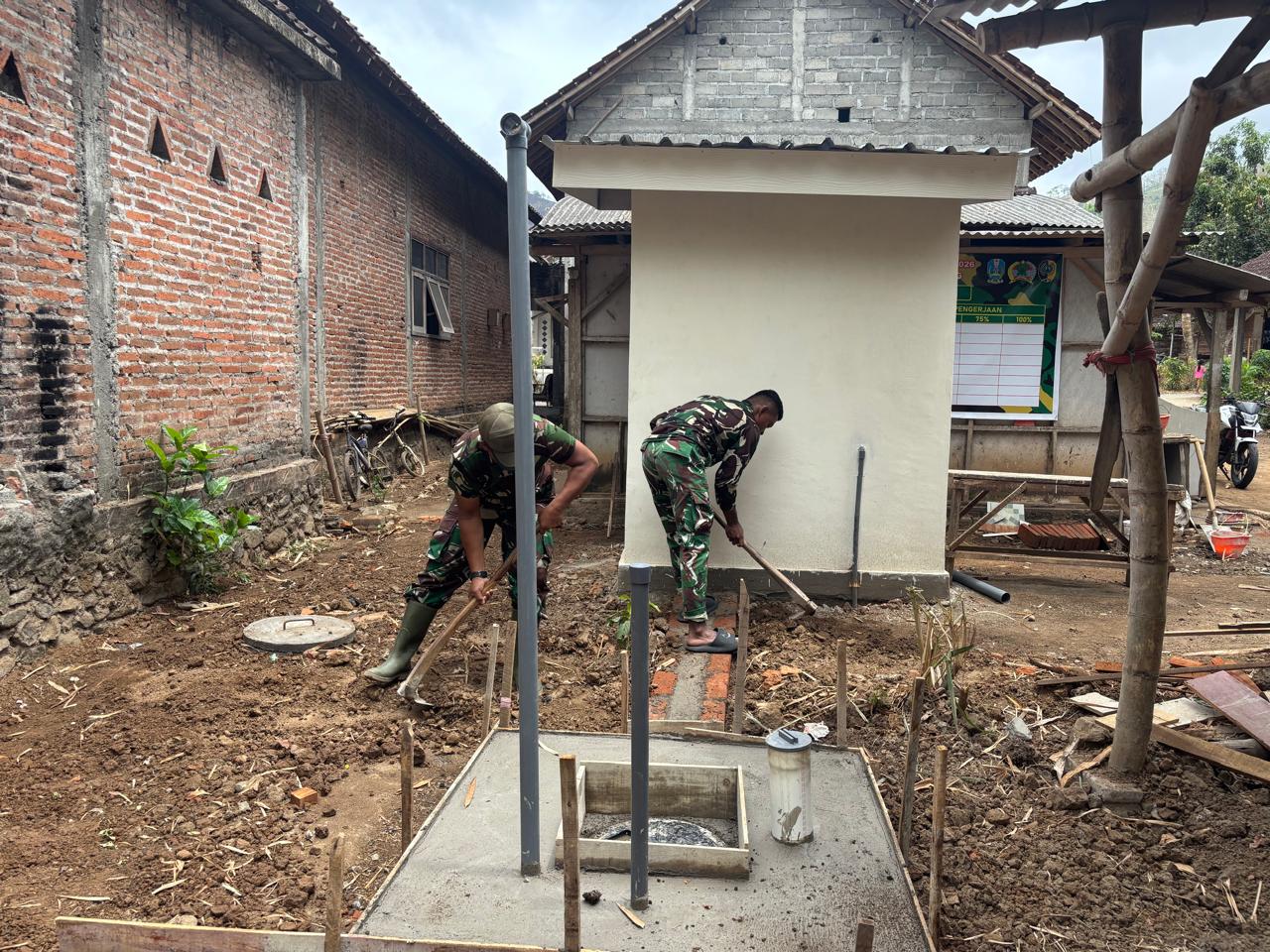 Proses Penyempurnaan Jambanisasi Bu Sunarsih Berlanjut, Satgas TMMD Fokus pada Pembersihan dan Pengecatan