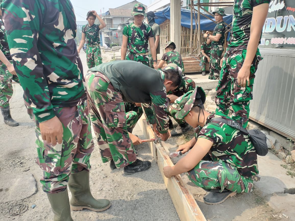Kegiatan Pemasangan Bekisting oleh Satgas TMMD Kodim 0510/Tigaraksa di Desa Sumur Bandung