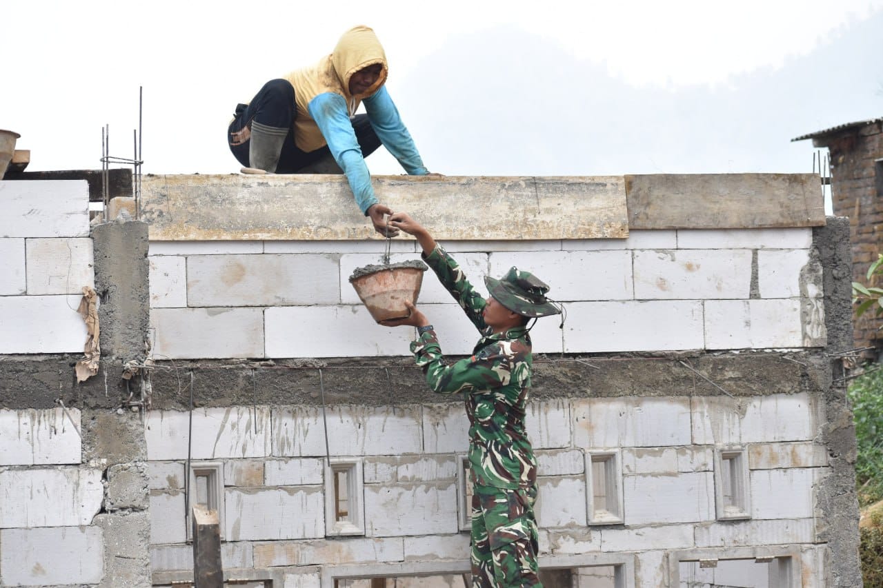 Mewujudkan Rumah Layak Huni, Satgas TMMD ke-130 Bantu Bapak Nanang