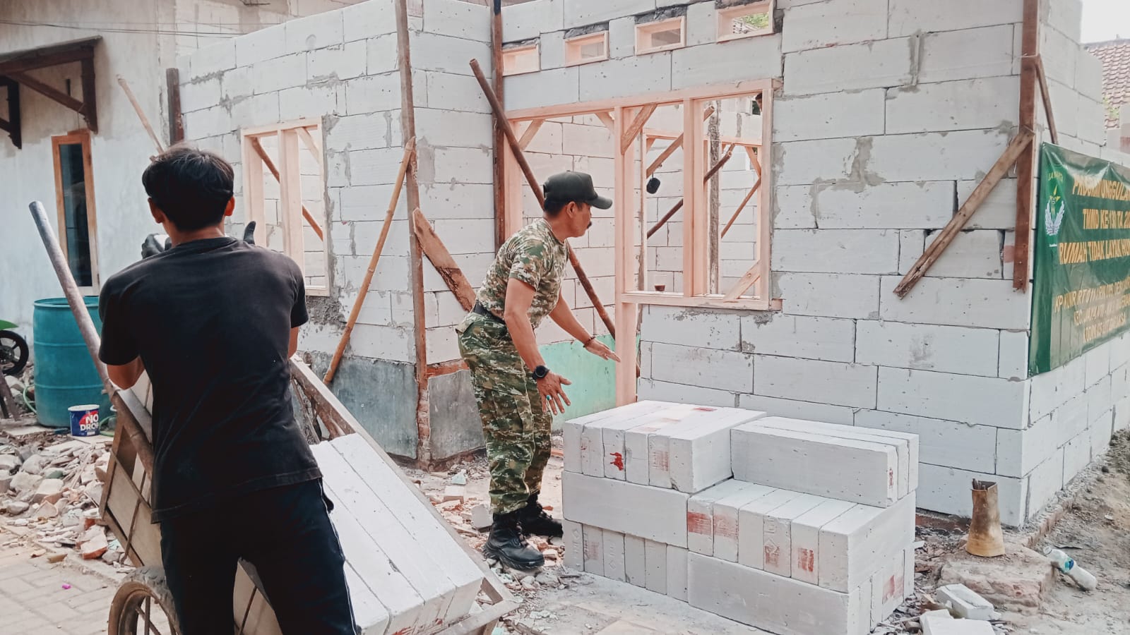 Tigaraksa – Upaya membantu masyarakat memperoleh hunian yang layak terus dilakukan jajaran TNI Angkatan Darat melalui program TNI Manunggal Membangun
