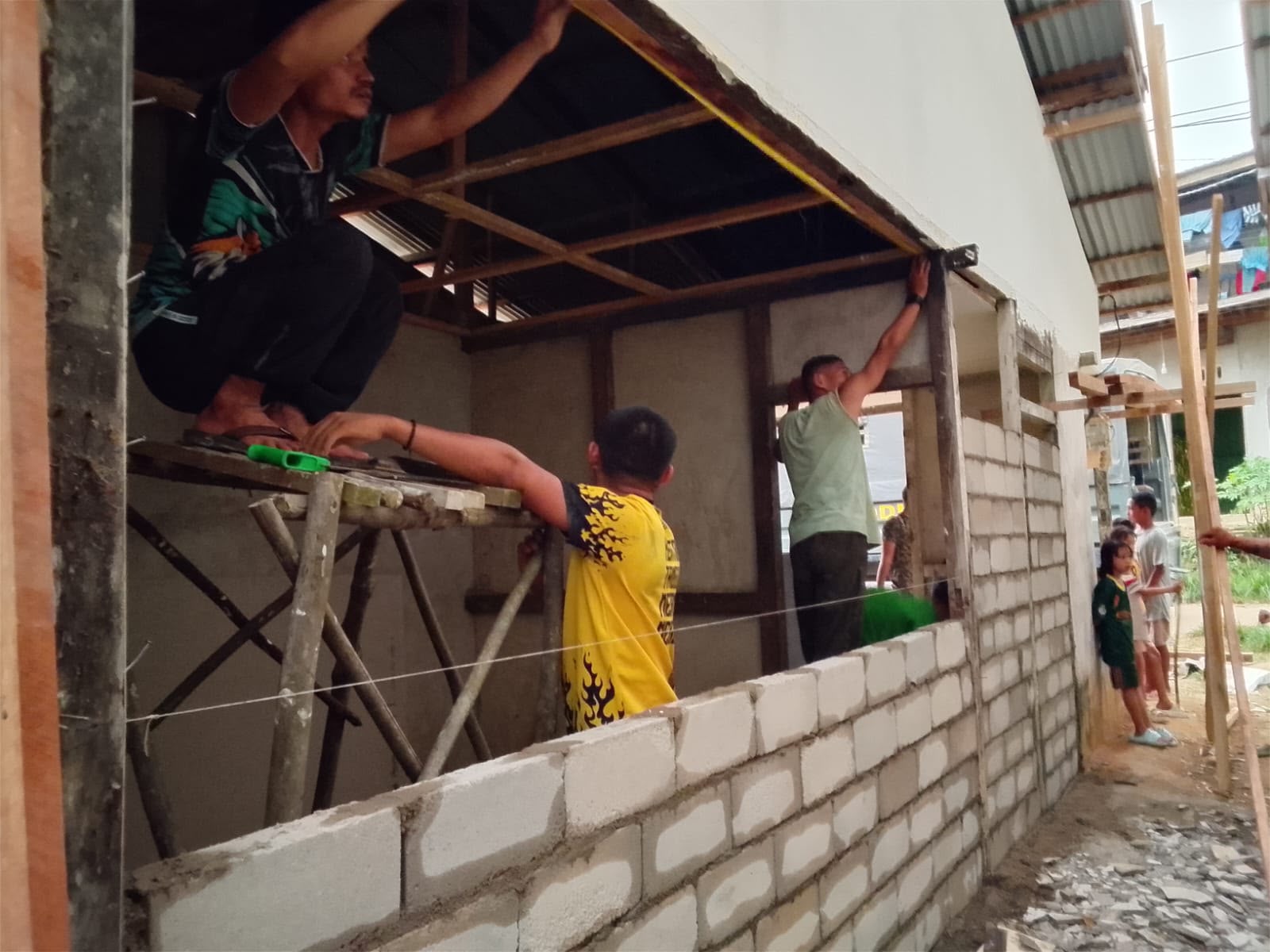 Progres Pembangunan Rumah Layak Huni di Sairi Bagan oleh Satgas TMMD Progres Pembangunan Rumah Layak Huni di Sairi Bagan oleh Satgas TMMD