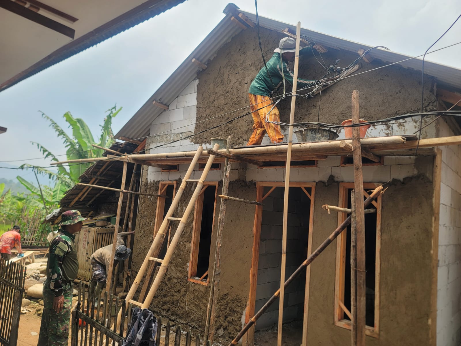 Tahapan Pemelesteran Rumah Warga Citorek Barat Sudah Dimulai