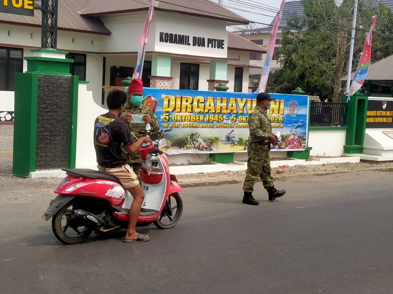 Babinsa Kodim 1420/Sidrap Berikan Dukungan untuk Warga Melalui Masker