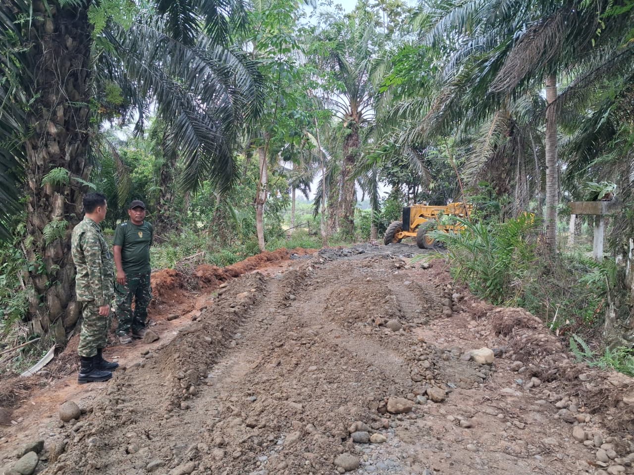 Saat Tinjau Pembangunan Jalan, Dansatgas TMMD ke-130 Kodim 0407/Kota Bengkulu Minta Pertahankan Kerja Sama dengan Masyarakat