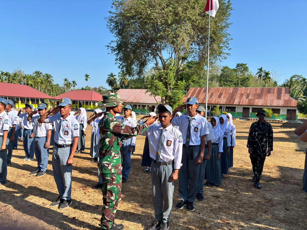 Membangun Karakter Melalui Latihan PBB di SMU 1 Kabawo oleh Satgas TMMD