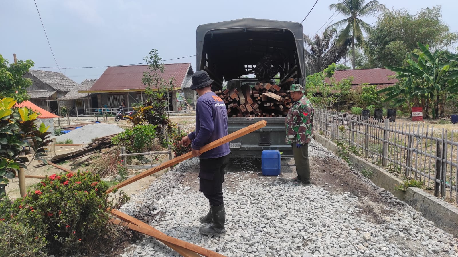 Salurkan Material Kayu untuk RTLH, Satgas TMMD ke-130 Percepat Dukungan Pembangunan di Mayakeli