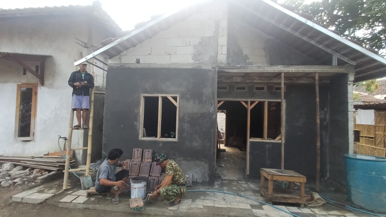 Satgas TMMD ke-130 Tingkatkan Estetika Rumah Nasir Melalui Pengecatan Genteng