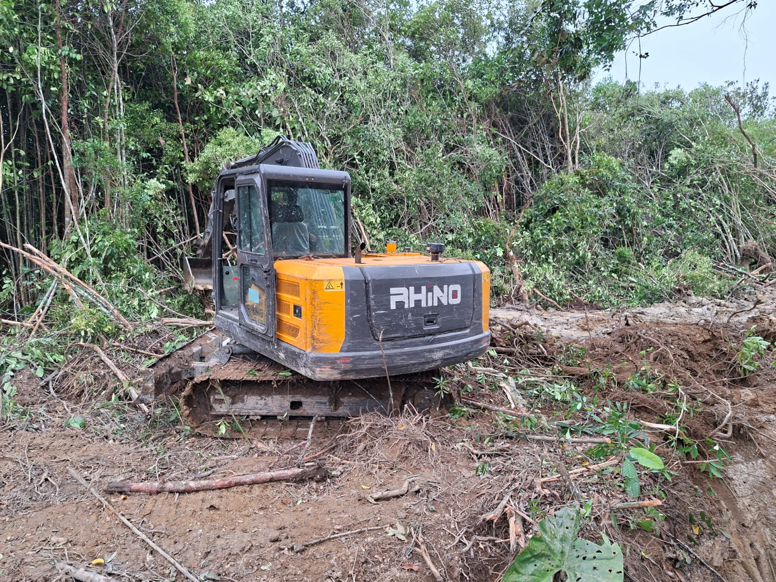 Siap Tancap Gas Alat Berat TMMD Reguler Ke-130 Kodim 1210/Landak Siap Normalisasi Sungai di Dusun Merempayang