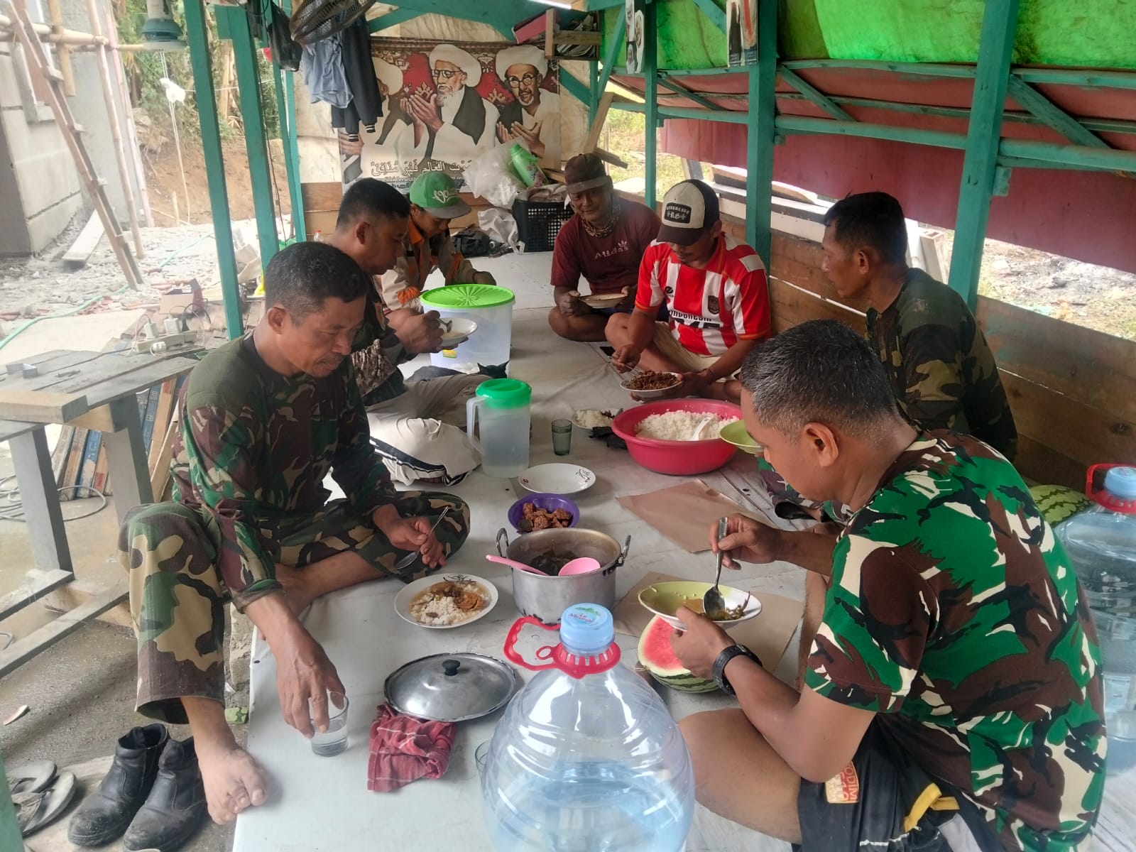 Harmonisasi TNI dan Masyarakat dalam Santap Siang di RTLH Ibu Sukesti