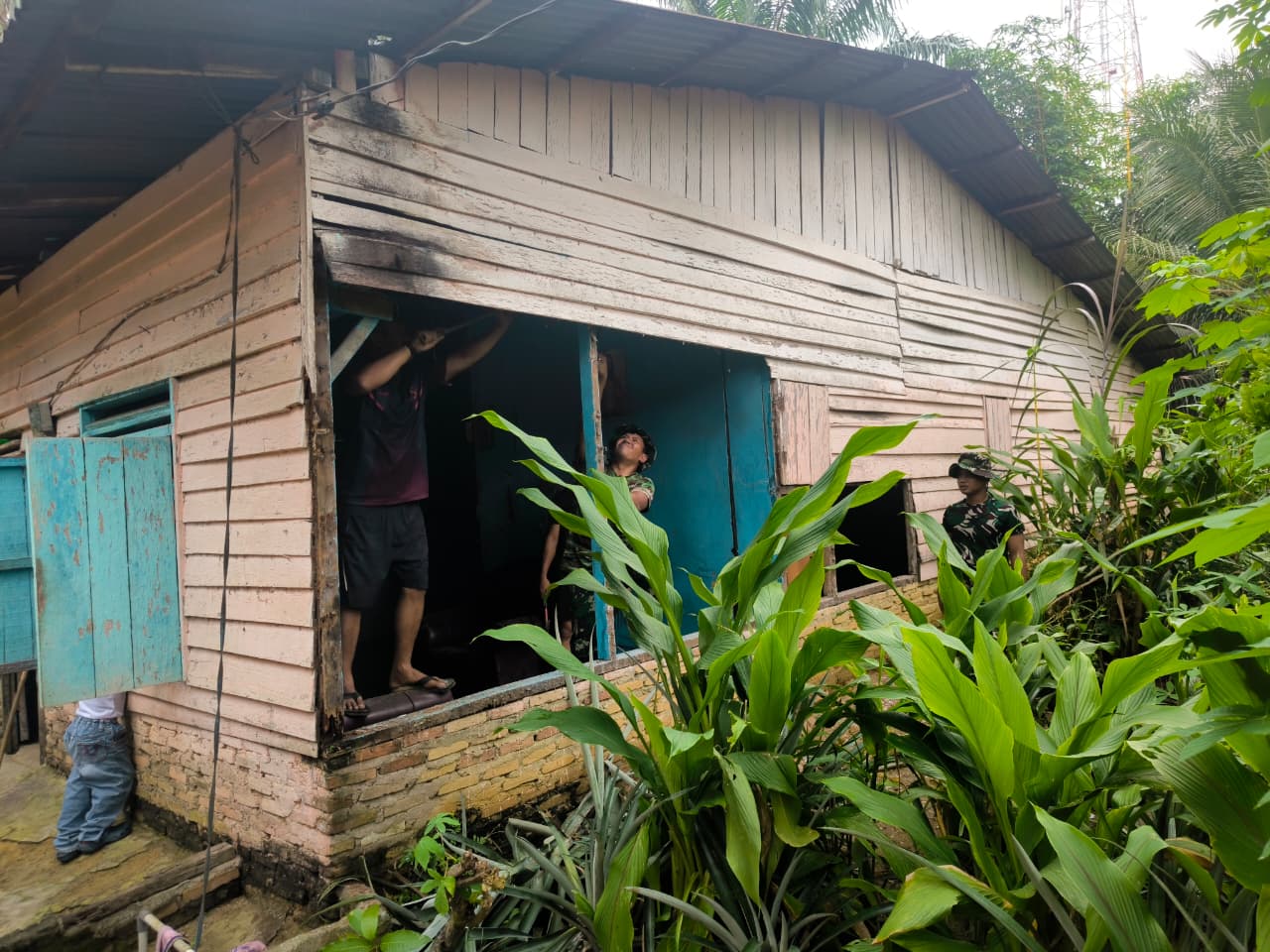 Satgas TMMD ke-130 Kodim 0209/Labuhanbatu Ubah Nasib Rumah Ibu Heni