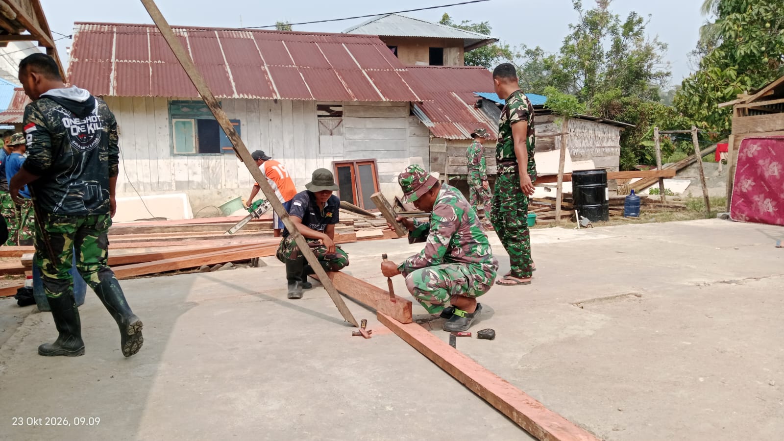 Pekerjaan RTLH Arianto Atan Diteruskan oleh Satgas TMMD 130 Poso