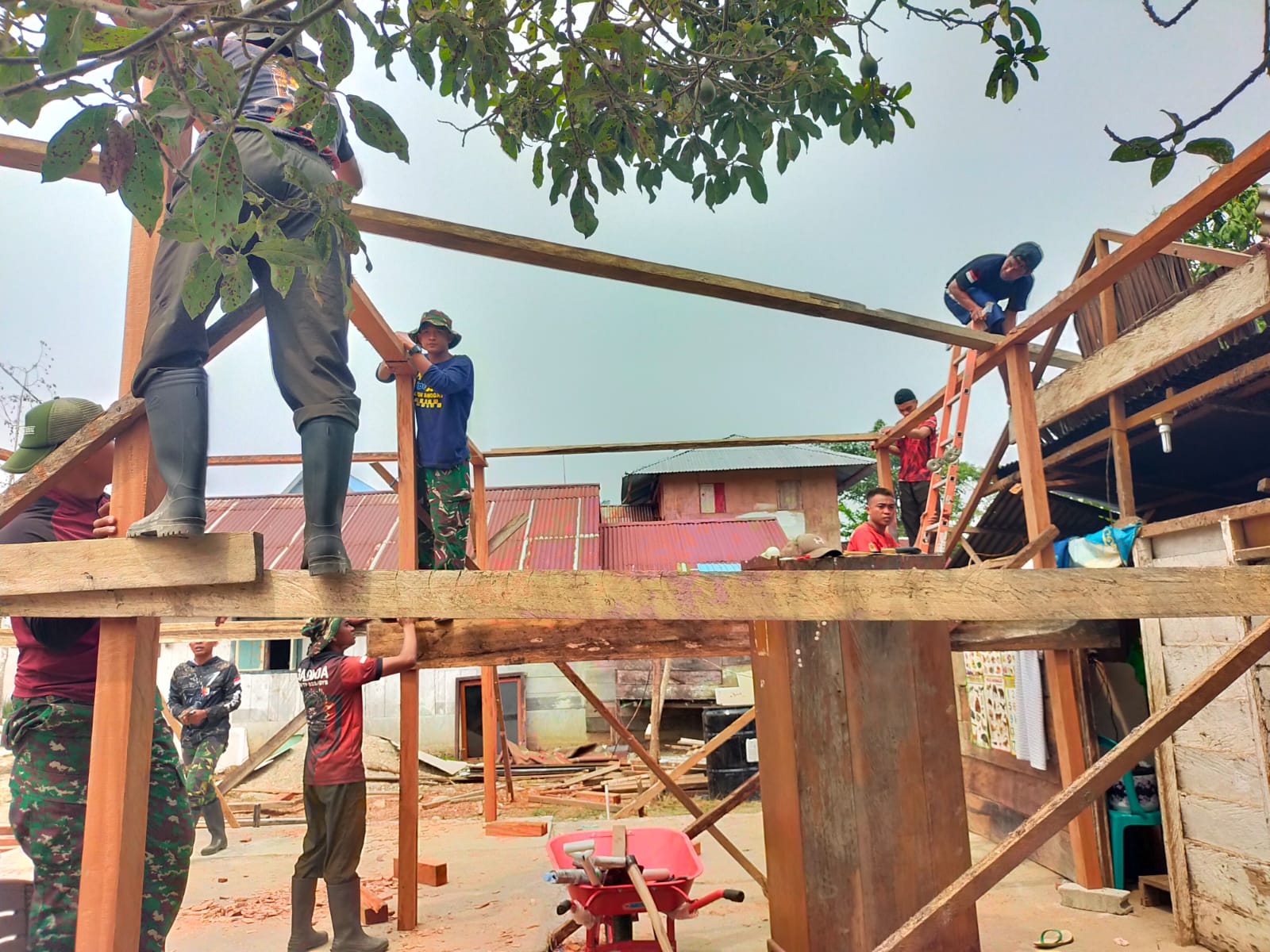 Satgas TMMD ke-130 Memasang Rangka Atap di Rumah Arianto Satgas TMMD ke-130 Memasang Rangka Atap di Rumah Arianto