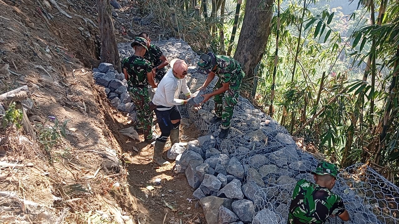 Kerja Bareng TNI dan Masyarakat Perkuat Tebing dengan Kawat Bronjong di Malang