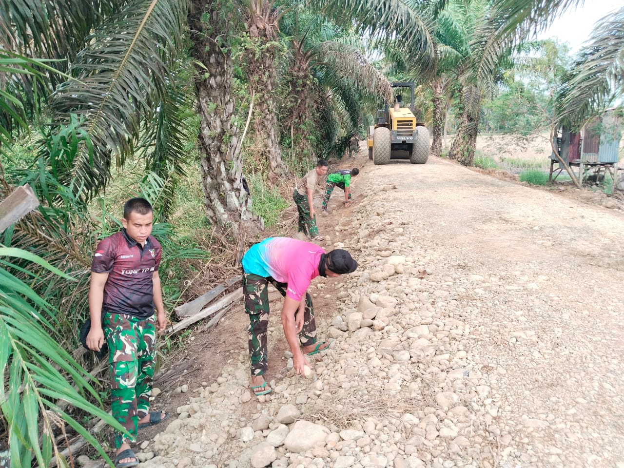 Keterlibatan Komunitas dan TNI Percepat Pembangunan Jalan di Bengkulu