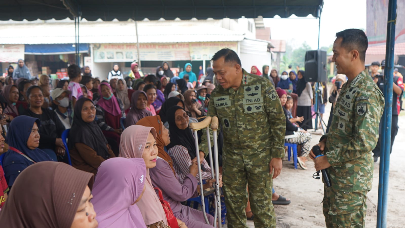 Dandim 1016/Plk Dampingi Pangdam XXII/TB Salurkan Bantuan Presiden kepada Masyarakat Terdampak Karhutla