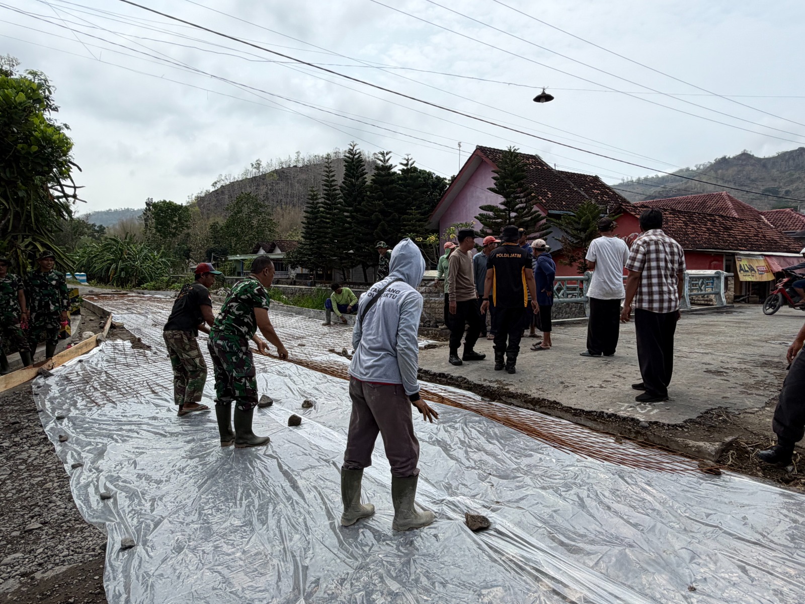 Matangkan Kualitas Jalan TMMD ke-130, Satgas Pasang Rangka Wiremesh Sebelum Pengecoran