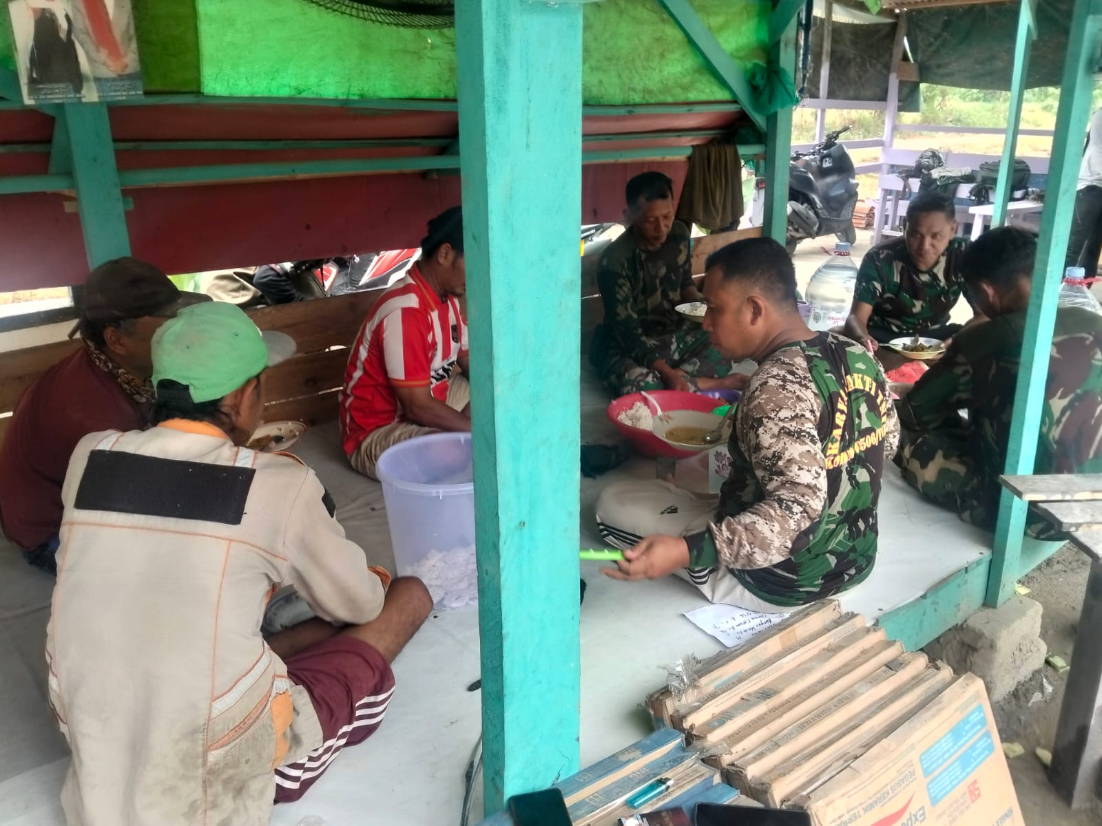 Makan Bersama di RTLH Ibu Sukesti, Cara Satgas TMMD Tigaraksa Dekat dengan Warga