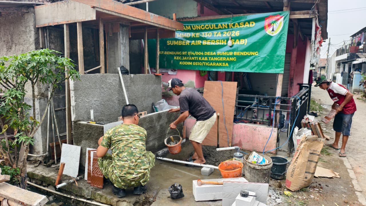 Wujudkan Akses Air Bersih, Anggota Satgas TMMD Ke-130 Kodim 0510/Tigaraksa Gotong Royong Bangun Fasilitas Desa
