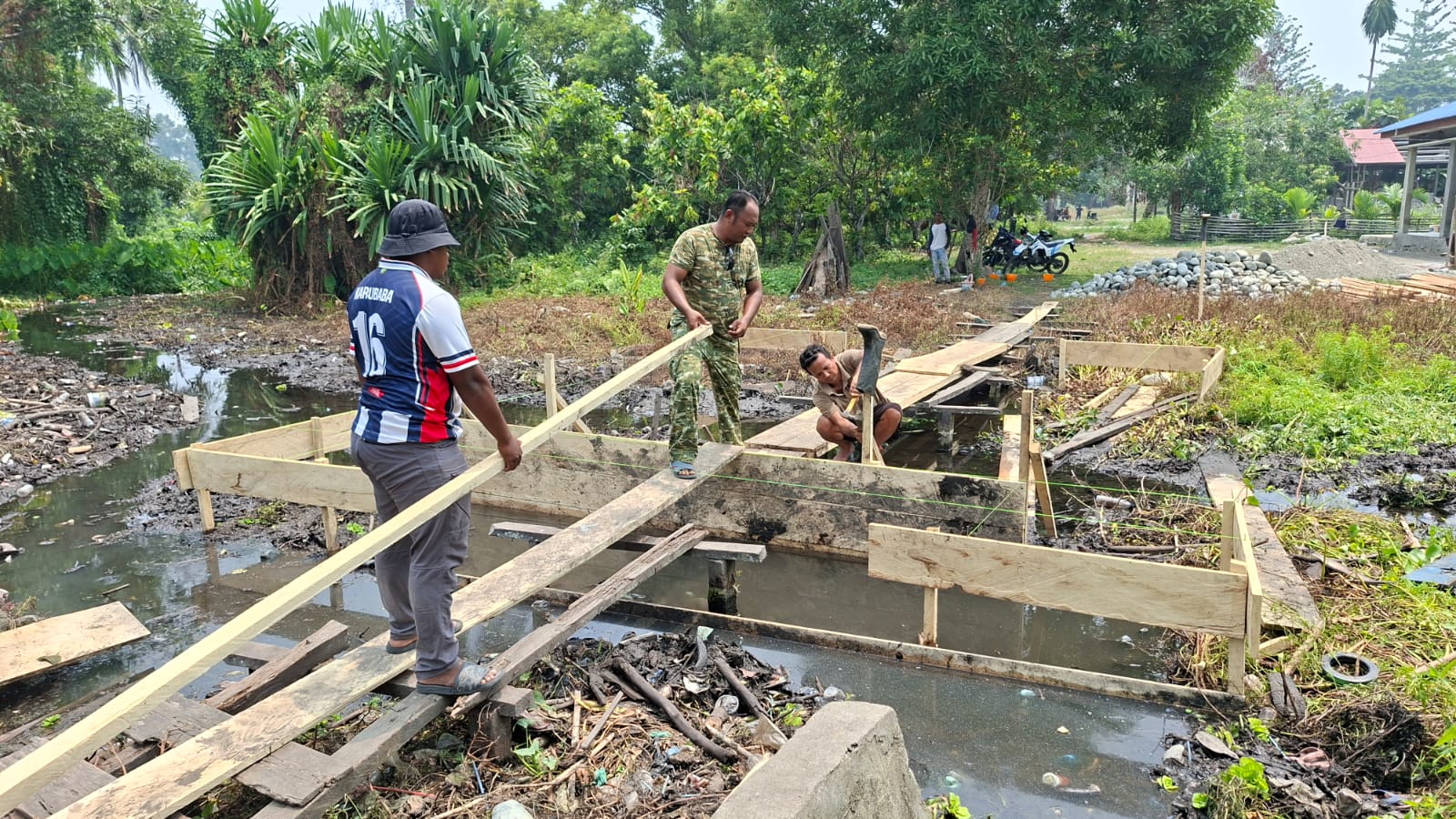 Satgas TMMD ke-130 Kodim 1808/Mansel Lanjutkan Pembangunan Jembatan, Bekisting Pondasi Mulai Dipasang