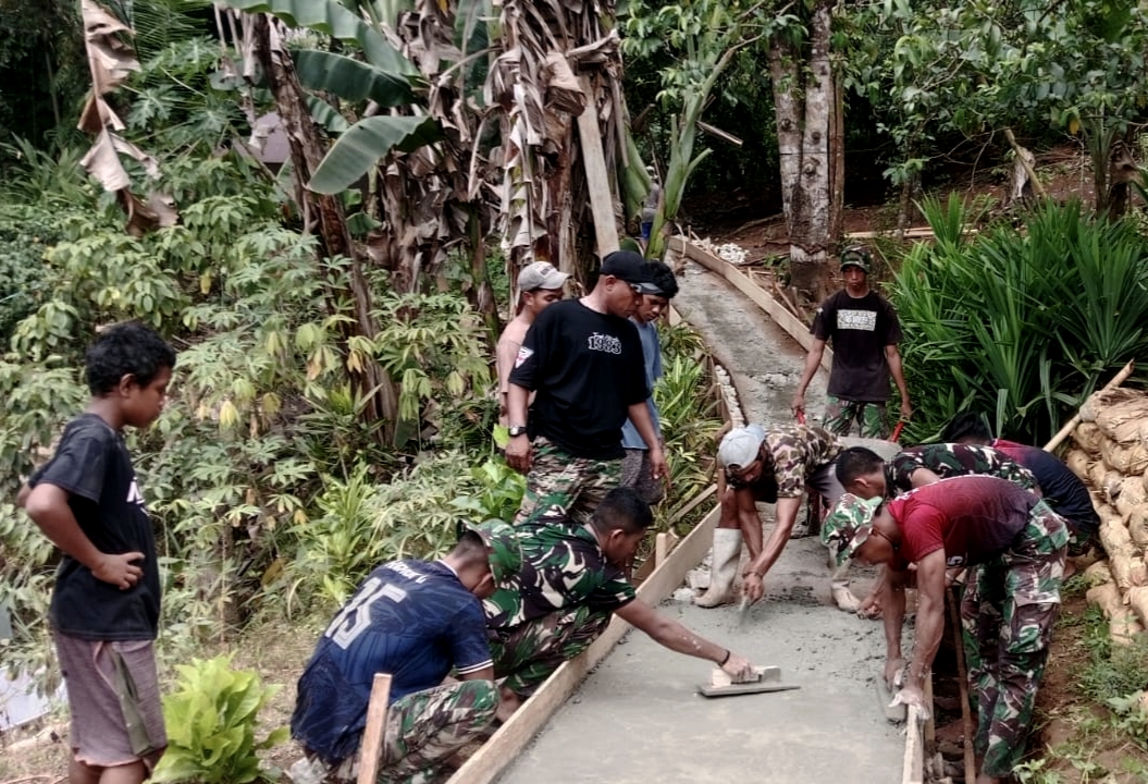 Kekompakan Satgas TMMD Kodim 1505/Ambon Percepat Pembangunan Jalan Setapak