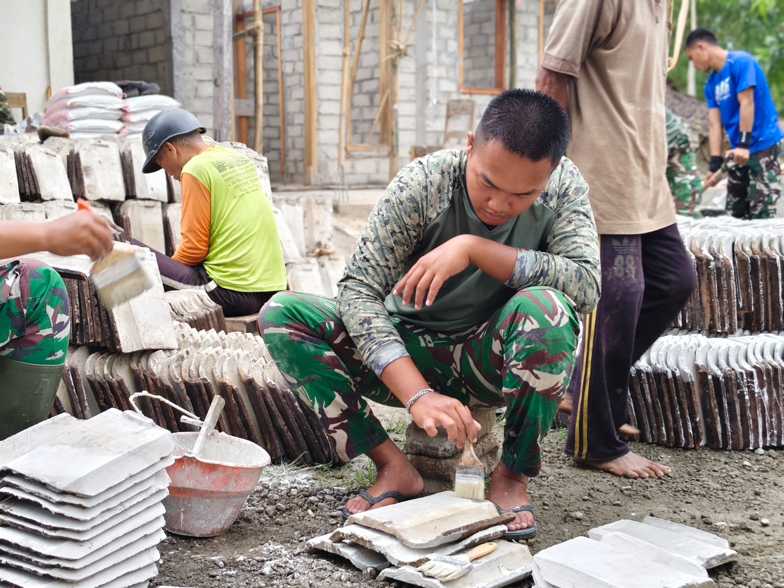 Renovasi Rumah Bu Muji di Desa Pojok, TNI dan Warga Bersatu Membangun Kembali