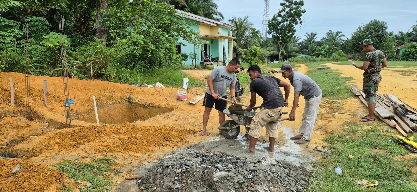 Perkokoh Pondasi MCK Umum, Satgas TMMD ke-130 Kodim 0209/Labuhanbatu Hadirkan Fasilitas bagi Masyarakat