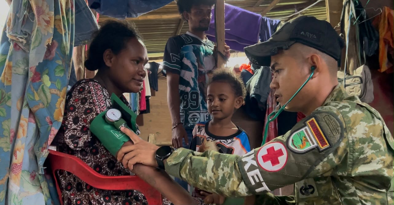 Prajurit TNI Bawa Layanan Kesehatan Langsung ke Pintu Rumah Warga Supiori