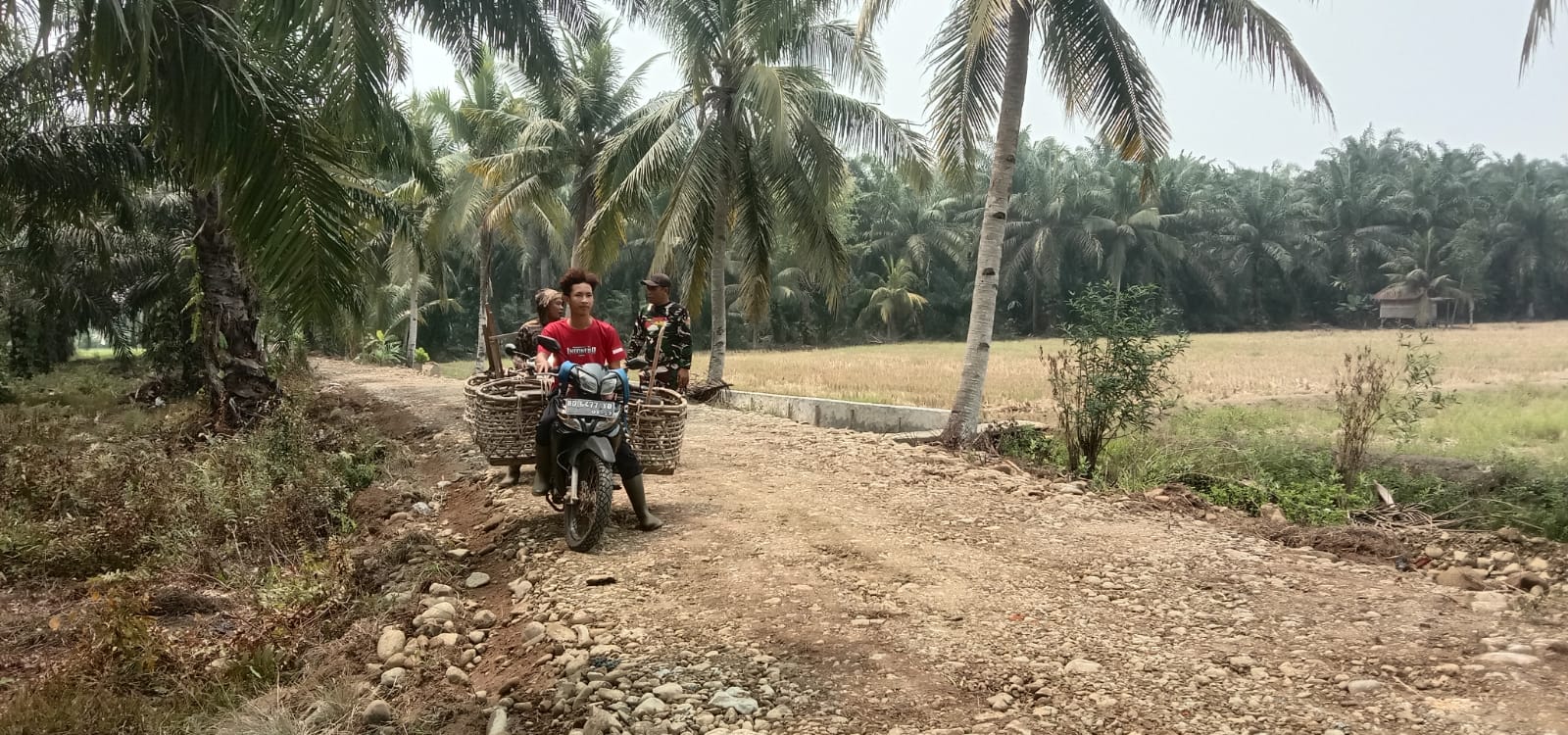 Pembangunan Jalan TMMD Dapatkan Sambutan Hangat dari Petani Kandang Limun