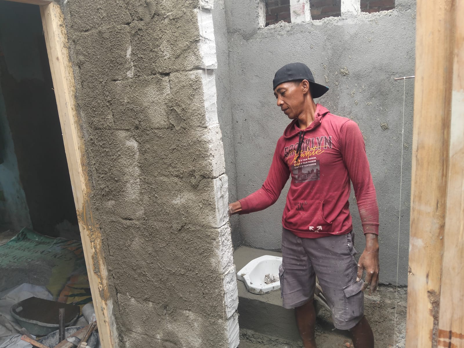 Masuki Tahap Plesteran dan Pembuatan Kamar Mandi, RTLH Bapak Safi’i Kian Nyaman