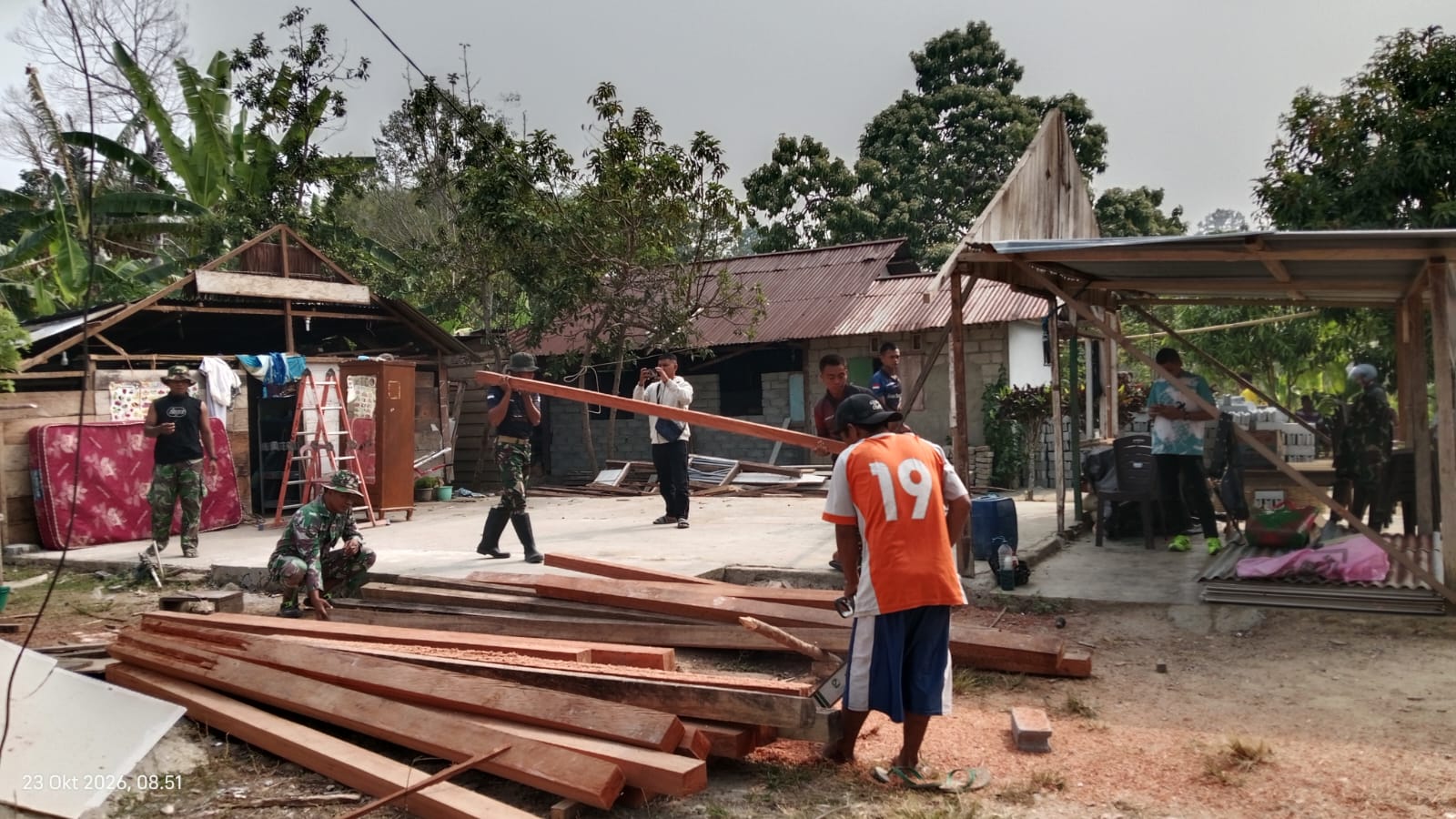 Ketelitian Kunci Sukses Pembangunan RTLH di Dusun Soe oleh Satgas TMMD