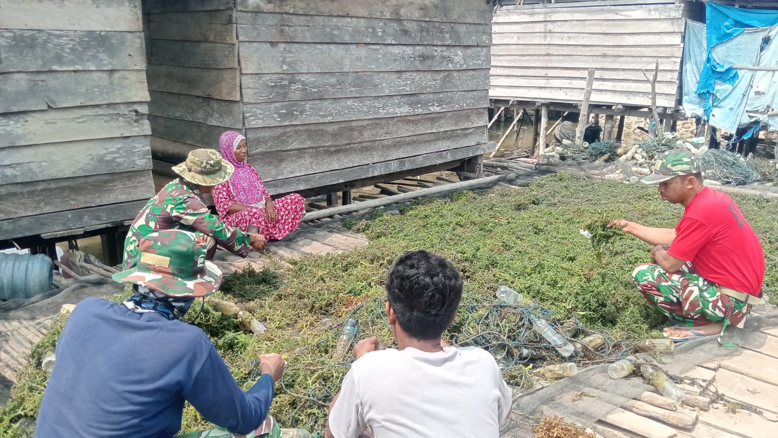 Bahu Memikul dalam TMMD Ke-130 di Muna