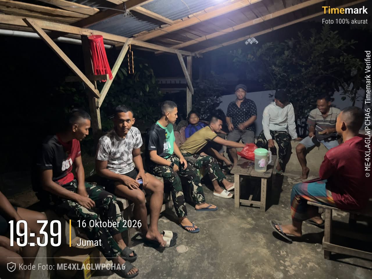 Membangun Keakraban, Satgas TMMD 130 Kodim 0407 Kota Bengkulu Ngobrol Santai dengan Warga