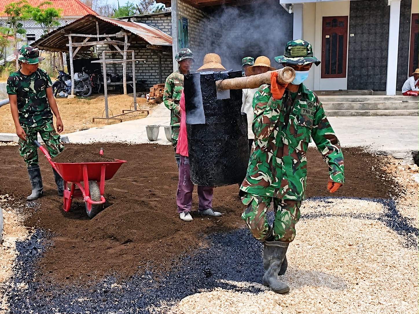 Sinergi Masyarakat dan Satgas TNI Optimalkan Proyek Jalan di Pamekasan