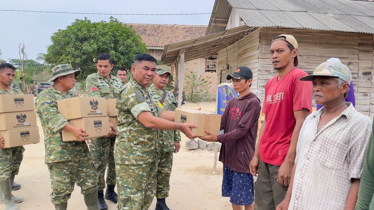 Peduli Masyarakat, TNI Salurkan Bantuan Sosial di Gunung Sangkaran