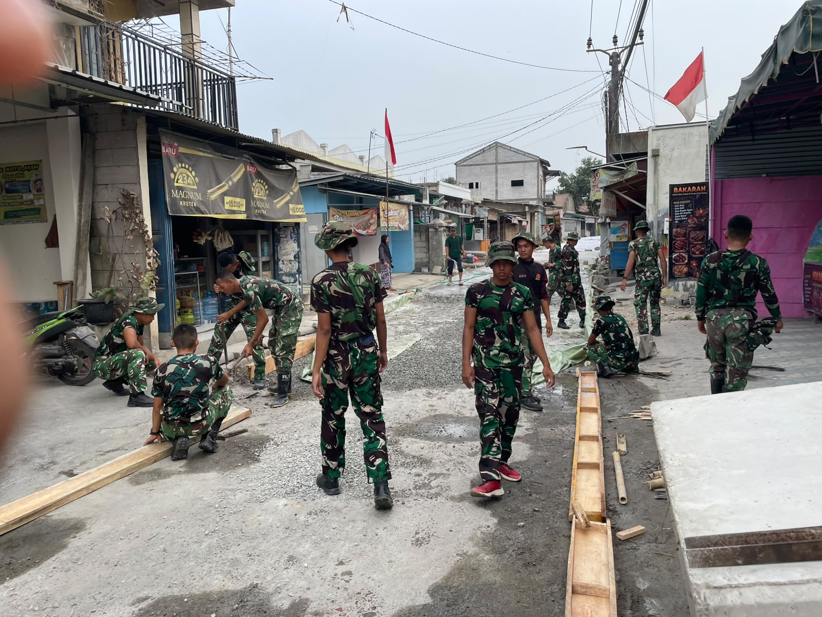 Satgas TMMD Kodim 0510/Tigaraksa Lakukan Pemasangan Bekisting untuk Pembangunan Jalan
