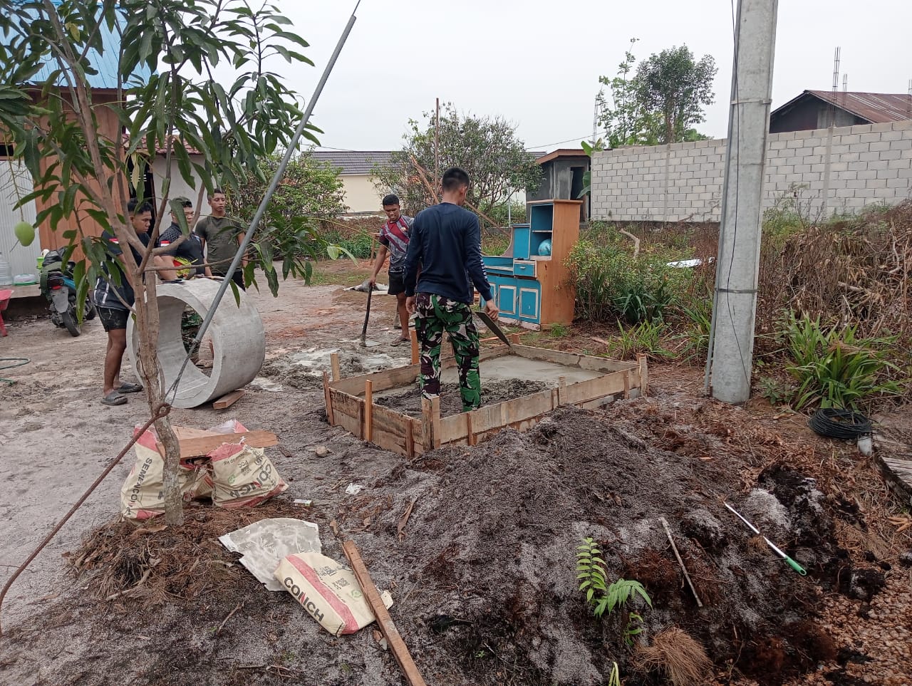 Pembangunan Pondasi Tandon Air oleh Satgas TMMD Kodim 1016/Plk untuk Masyarakat